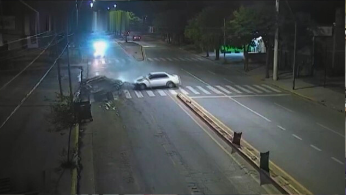 Un impactante choque en una avenida de la ciudad de Córdoba dejó tres heridos con politraumatismos.