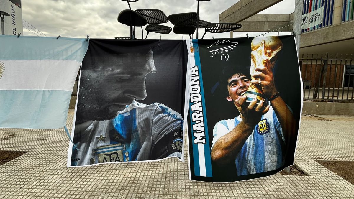 Las banderas con las imágenes de Lionel Messi y Diego Maradona son dos de los artículos más buscados por los hinchas en la previa del partido. Las banderas con las imágenes de Lionel Messi y Diego Maradona son dos de los artículos más buscados por los hinchas en la previa del partido.