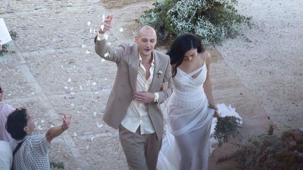 Dua Lipa se inspiró en el lujoso casamiento que su amiga Charli XCX celebró en la isla de Sicilia el año pasado. Dua Lipa se inspiró en el lujoso casamiento que su amiga Charli XCX celebró en la isla de Sicilia el año pasado.