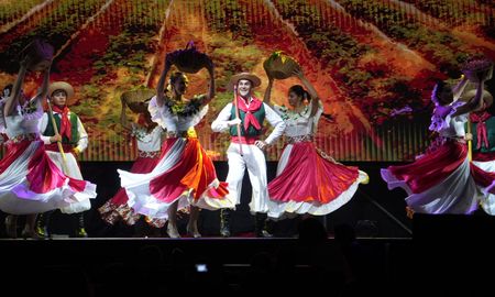 La 66° edición de la Fiesta de la Frutilla en Coronda se vive como un despliegue de color, música y tradición. La 66° edición de la Fiesta de la Frutilla en Coronda se vive como un despliegue de color, música y tradición.