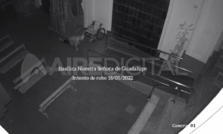 El ladrón avanzó gateando por uno de los pasillos de la iglesia pero huyó corriendo al ser detectado por el sistema de seguridad. El ladrón avanzó gateando por uno de los pasillos de la iglesia pero huyó corriendo al ser detectado por el sistema de seguridad.
