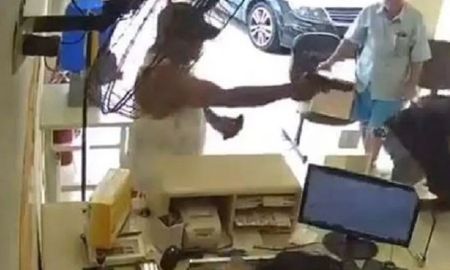 video: un cliente le acribillo la cara a tiros a un ladron armado video: un cliente le acribillo la cara a tiros a un ladron armado