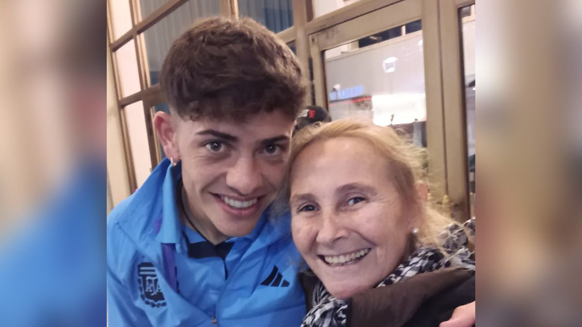 Agustín Giay junto a la “Seño Gabi”, la maestra que lo recuerda como un alumno ejemplar y fanático del fútbol desde primer grado. Agustín Giay junto a la “Seño Gabi”, la maestra que lo recuerda como un alumno ejemplar y fanático del fútbol desde primer grado.