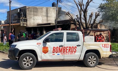 Una mujer embarazada fue hospitalizada tras un incendio en barrio Yapeyú de Santa Fe. Una mujer embarazada fue hospitalizada tras un incendio en barrio Yapeyú de Santa Fe.
