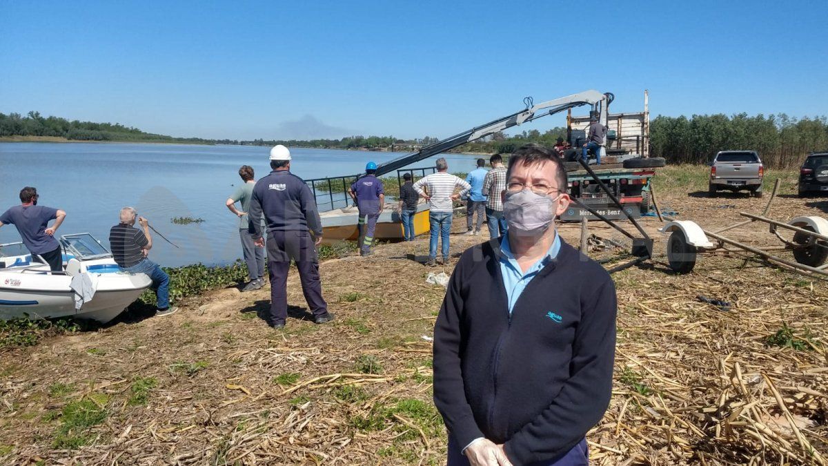 Germán Nessier, vocero de Aguas Santafesinas, en la colocación de nuevas bombas sumergibles en el río Ubajay. 