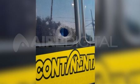 Apedrearon un colectivo de la Línea C en la zona de boliches de Santa Fe Apedrearon un colectivo de la Línea C en la zona de boliches de Santa Fe
