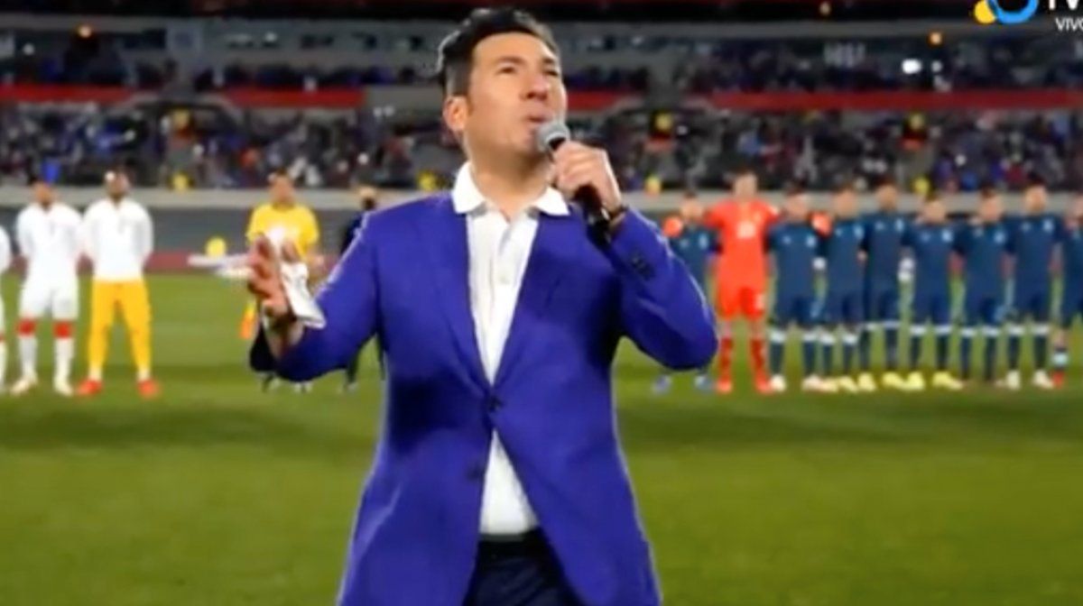 Argentina - Perú: Ariel Ardit cantó el himno argentino en el Monumental