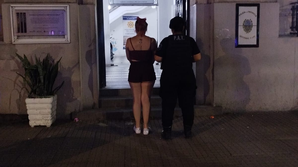 Pararon a una santafesina en un control policial y descubrieron que tenía pedido de captura por homicidio