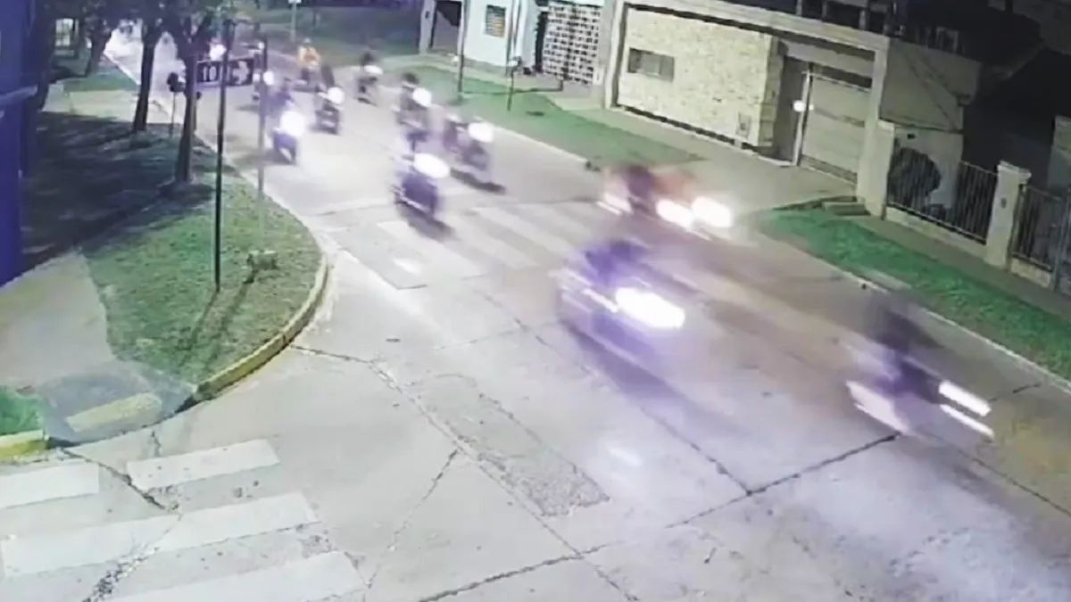 La Plata: más de 100 motoqueros atacaron a un joven para robarle la moto