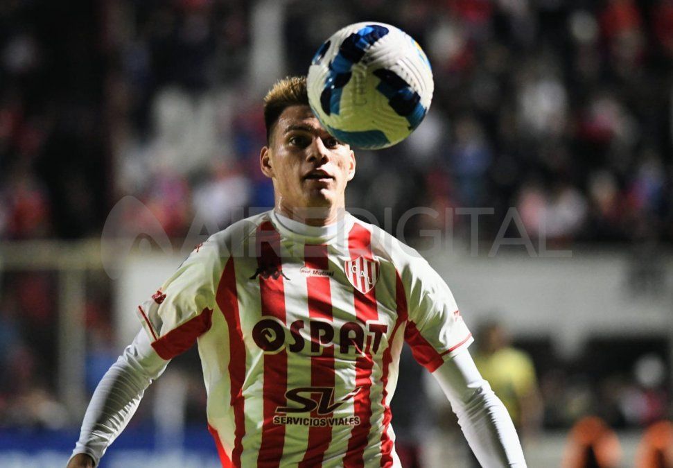 Kevin Zenón mira fijamente la pelota.