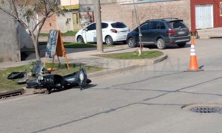 Los ladrones iban a bordo de una motocicleta y tras el asalto frustrado abandonaron el vehículo. Los ladrones iban a bordo de una motocicleta y tras el asalto frustrado abandonaron el vehículo.