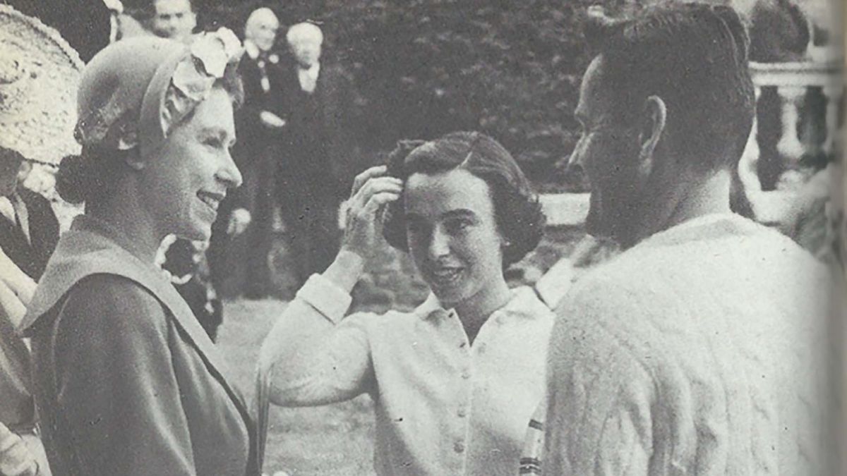 En su época, Mary alcanzó altos niveles de popularidad. Además, en sus numerosos viajes llegó a codearse con distintos miembros de las casas reales europeas. En la foto, junto con su marido departen con la por entonces princesa Elizabeth que, en 1952, sería coronada reina de Inglaterra y permaneció en el trono hasta su muerte, en 2022. En su época, Mary alcanzó altos niveles de popularidad. Además, en sus numerosos viajes llegó a codearse con distintos miembros de las casas reales europeas. En la foto, junto con su marido departen con la por entonces princesa Elizabeth que, en 1952, sería coronada reina de Inglaterra y permaneció en el trono hasta su muerte, en 2022.