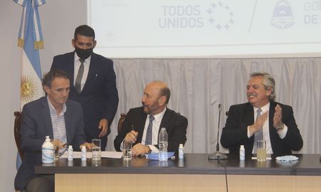 Alberto Fernández junto al gobernador de Formosa, Gildo Insfrán y el ministro de Obras Públicas, Gabriel Katopodis en Formosa. Alberto Fernández junto al gobernador de Formosa, Gildo Insfrán y el ministro de Obras Públicas, Gabriel Katopodis en Formosa.
