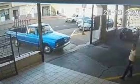 Video: desquiciado derribó el portón del depósito municipal y se llevó su camioneta Video: desquiciado derribó el portón del depósito municipal y se llevó su camioneta