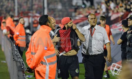 Arde Newells: dura sanción para los que hinchas invadieron el campo de juego e insultaron a los jugadores Arde Newells: dura sanción para los que hinchas invadieron el campo de juego e insultaron a los jugadores