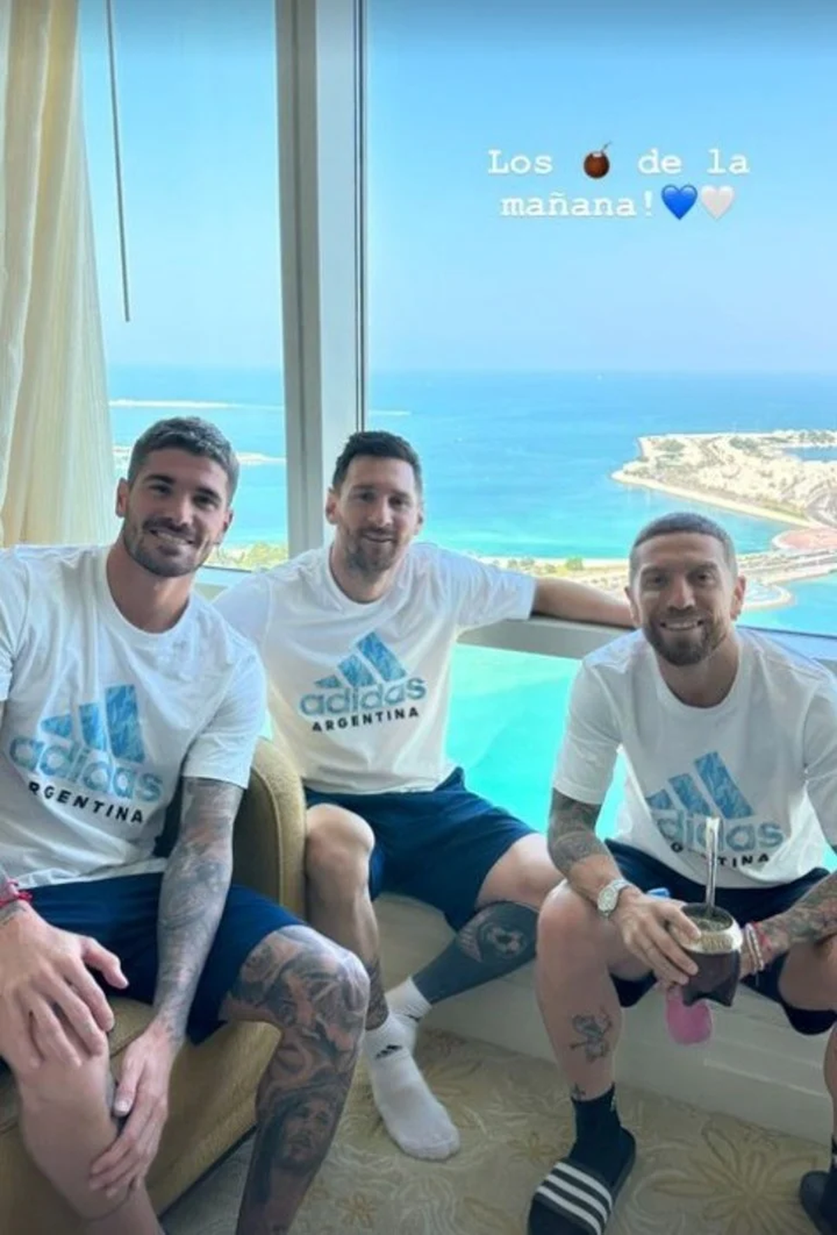 Se cumplió la cábala: Messi, Papu y De Paul, "sin intrusos", arrancaron los mates antes del último amistoso de la Selección. Foto: Instagram @rodridepaul