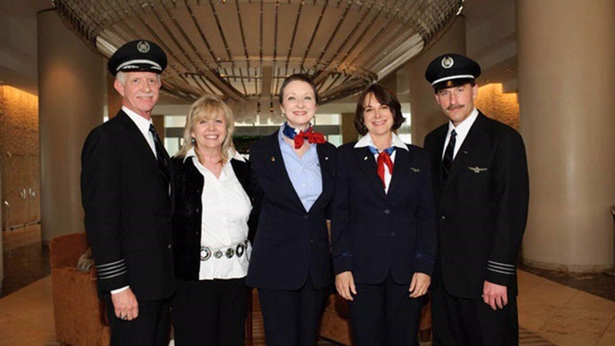 Esta es la tripulación completa del vuelo 1549: desde la izquierda, el capitán Chesley Sullenberger, las TCP (Tripulantes de Cabina de Pasajeros, o azafatas) Doreen Welsh –quien sufrió una fractura en una pierna en el acuatizaje–, Donna Dent y Sheila Dail, y el primer oficial Jeffrey Skiles.