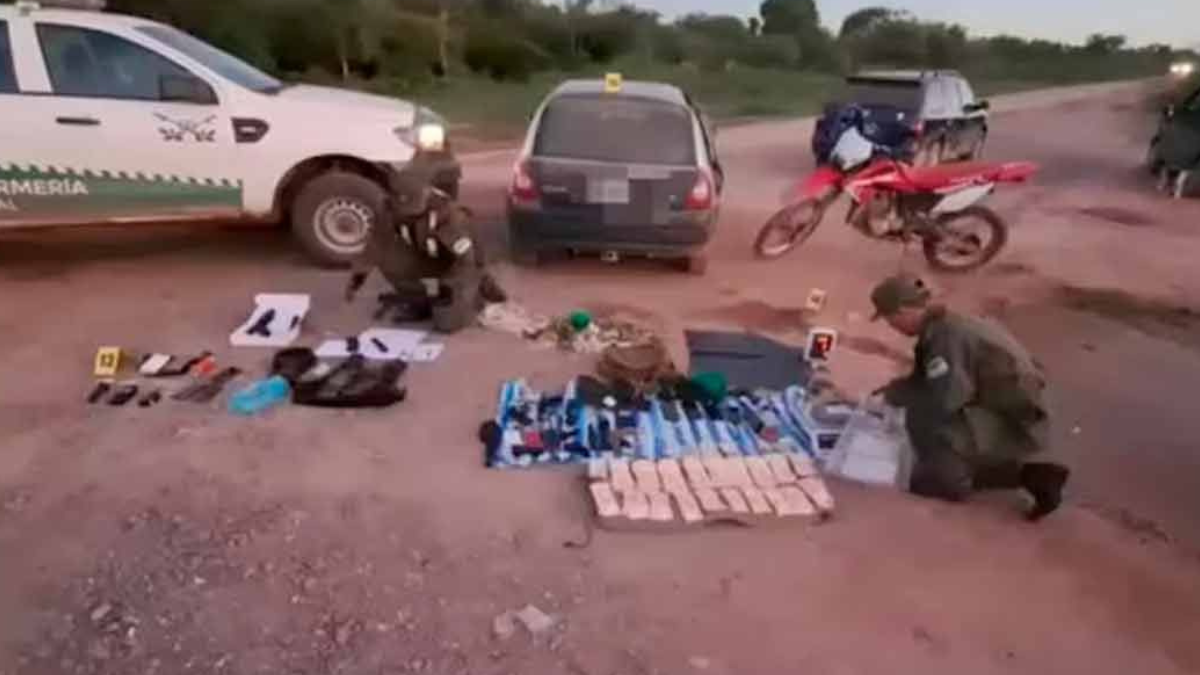El cargamento de droga que los gendarmes también buscaban, se sospecha, siguió su camino a Buenos Aires. Sólo incautaron un ladrillo de cocaína. El cargamento de droga que los gendarmes también buscaban, se sospecha, siguió su camino a Buenos Aires. Sólo incautaron un ladrillo de cocaína.