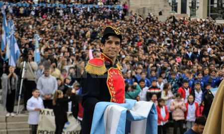 Este martes, una gran cantidad de alumnos de todo el país realizaron la jura a la bandera, en el monumento de Rosario. Este martes, una gran cantidad de alumnos de todo el país realizaron la jura a la bandera, en el monumento de Rosario.