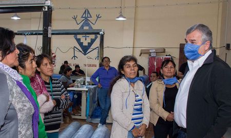 Gerardo Morales, el gobernador de Jujuy, en las instalaciones de la Cooperativa Textil “Tupac Amaru” de Alto Comedero observando el proceso de fabricación de barbijos. Gerardo Morales, el gobernador de Jujuy, en las instalaciones de la Cooperativa Textil “Tupac Amaru” de Alto Comedero observando el proceso de fabricación de barbijos.