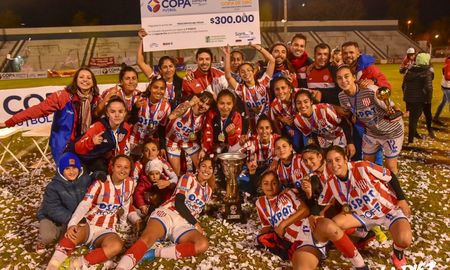 El Club Atlético Unión venció a Racing El Campesino y se consagró bicampeón de la Copa Santa Fe de fútbol. El Club Atlético Unión venció a Racing El Campesino y se consagró bicampeón de la Copa Santa Fe de fútbol.
