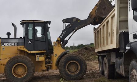 El intendente Emilio Jatón, la concejala Laura Mondino y el secretario de Ambiente, Edgardo Seguro, supervisaron esta miércoles a la mañana los trabajos de limpieza que se realizan con maquinarias pesadas del municipio y demandarán unos 10 días. El intendente Emilio Jatón, la concejala Laura Mondino y el secretario de Ambiente, Edgardo Seguro, supervisaron esta miércoles a la mañana los trabajos de limpieza que se realizan con maquinarias pesadas del municipio y demandarán unos 10 días.