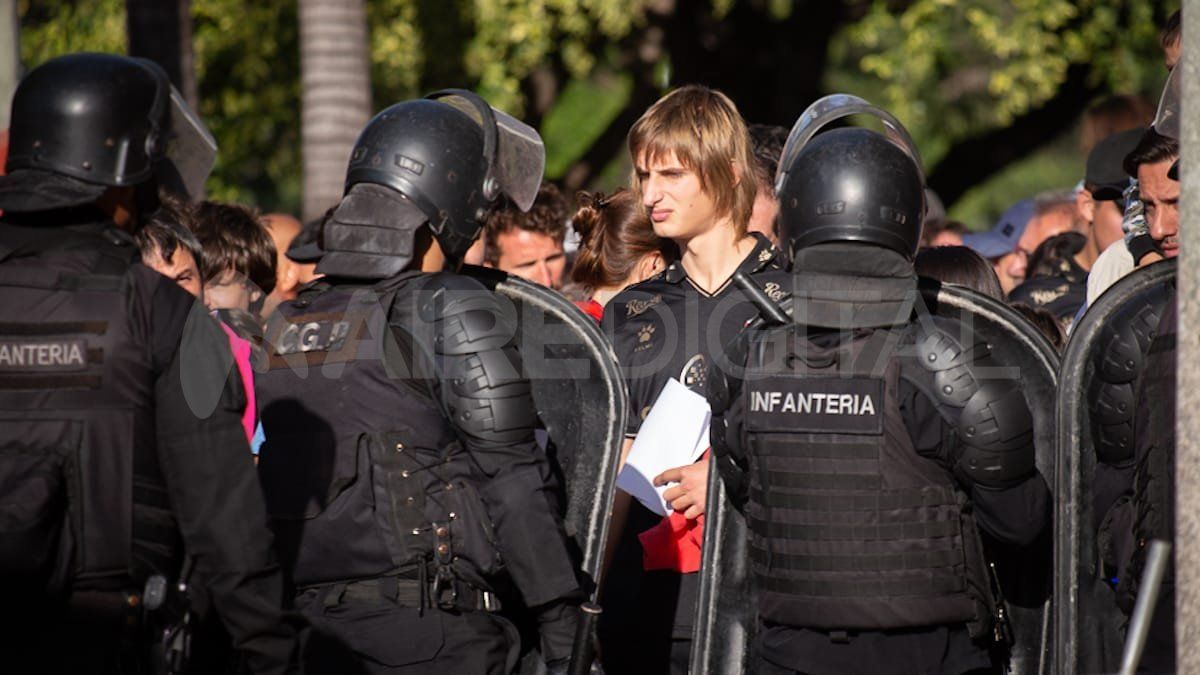 El pedido a los hinchas para que se trasladen al sector sur del estadio, generó malestar de los presentes que se negaron y forzaron el portón que ya estaba clausurado.