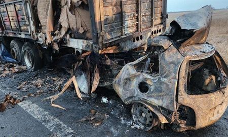 El choque desató el incendio del camión. El choque desató el incendio del camión.