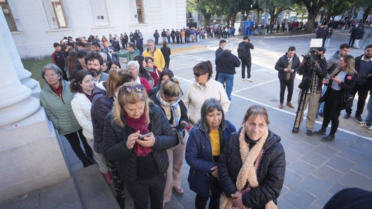 El último adiós a la Locomotora Oliveras fue en el hall la Legislatura de la Provincia de Santa Fe.