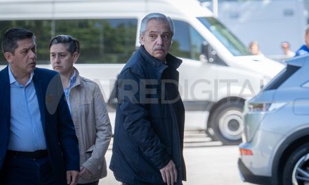 El jefe de Estado llegó a las 9.45 a la sede de la UCA, donde fue saludado por personas que lo esperaban frente a la sede. El jefe de Estado llegó a las 9.45 a la sede de la UCA, donde fue saludado por personas que lo esperaban frente a la sede.