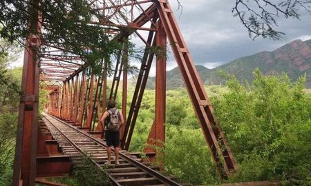 Escapada a un pequeño pueblo escondido en los Valles Calchaquíes, rodeada de historia y paisajes naturales. Escapada a un pequeño pueblo escondido en los Valles Calchaquíes, rodeada de historia y paisajes naturales.