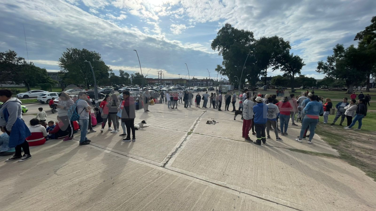 Los vecinos e integrantes de diferentes organizaciones sociales se manifestaron en la explanada del hospital Iturraspe en reclamo de la incorporación de más profesionales.