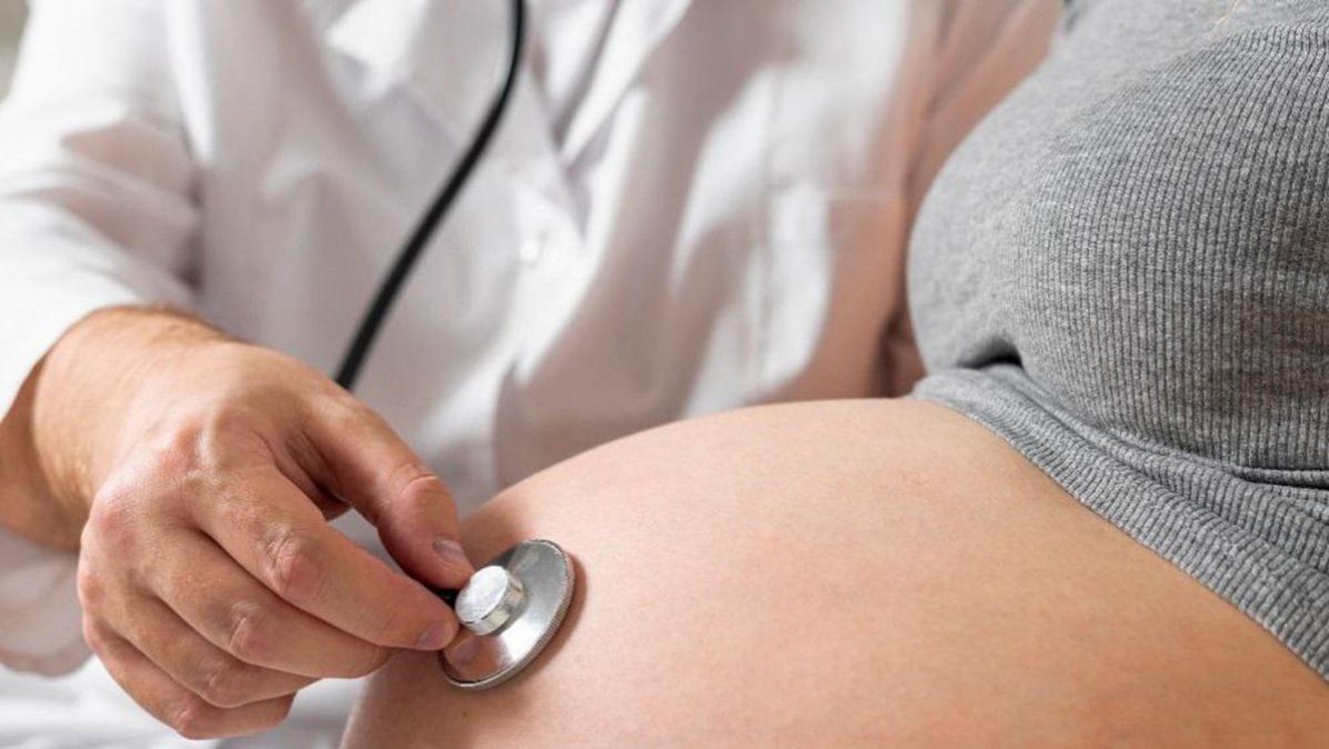 Médicos obstetras pidieron que las mujeres que llevan adelante un embarazo no entren en pánico y se cuiden del covid.