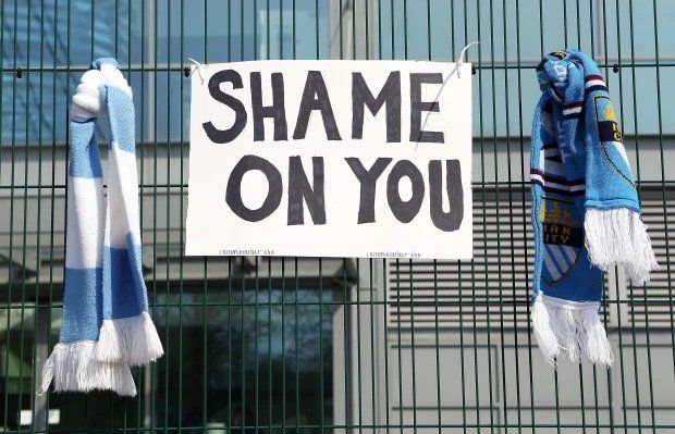 "Sinvergüenzas", un cartel que colgaron hinchas del Manchester City tras dar a conocer la creación de la Superliga Europea. 