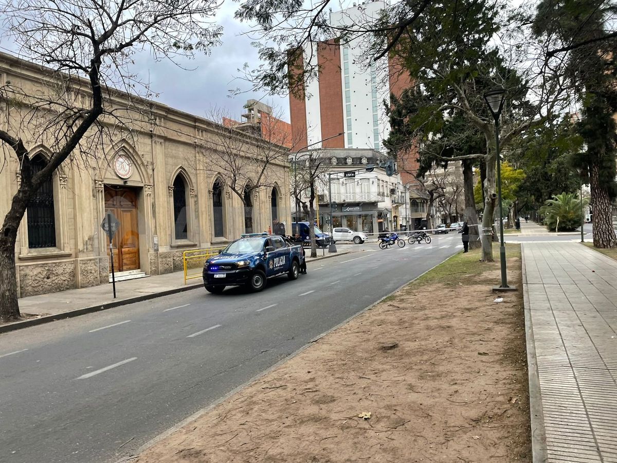 El tránsito estuvo cortado sobre Bulevar mientras trabajaba personal de la Policía de Investigaciones. El tránsito estuvo cortado sobre Bulevar mientras trabajaba personal de la Policía de Investigaciones.