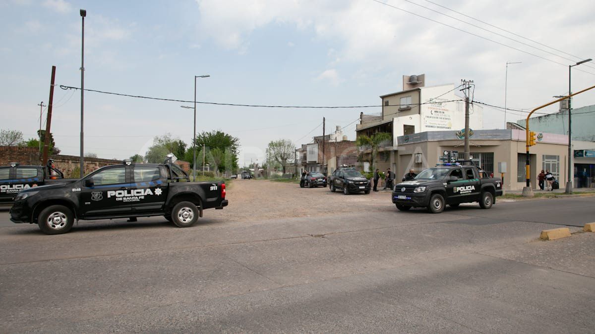 La esquina de Blas Parera y Derqui llena de personal policial. | Imagen de archivo