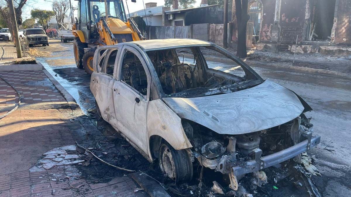 El fuego quemó por completo a tres vehículos estacionados en la zona. El fuego quemó por completo a tres vehículos estacionados en la zona.