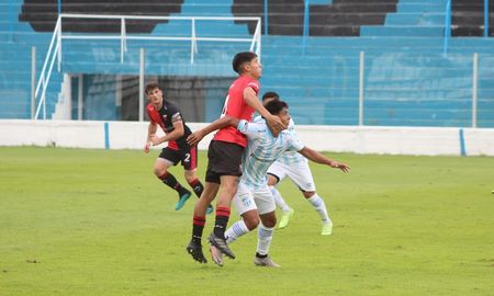 El Sabalero ganaba el partido con un tanto de Luciano Pereyra, pero el Decano lo dio vuelta en solo tres minutos. El Sabalero ganaba el partido con un tanto de Luciano Pereyra, pero el Decano lo dio vuelta en solo tres minutos.
