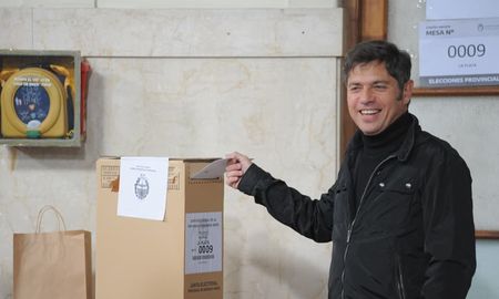 Axel Kicillof, gobernador de la provincia de Buenos Aires, votó en una escuela de la ciudad de La Plata. Axel Kicillof, gobernador de la provincia de Buenos Aires, votó en una escuela de la ciudad de La Plata.