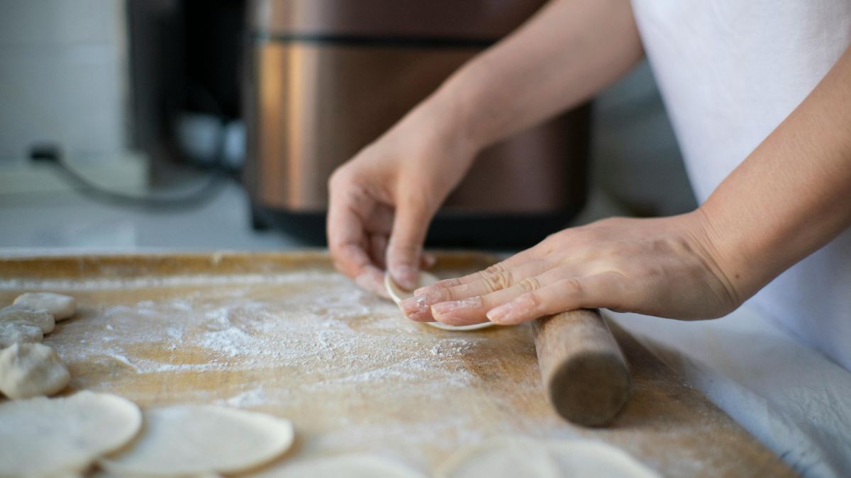 Las tapas de empanadas caseras requieren pocos ingredientes y ofrecen una textura más tierna y sabrosa que muchas opciones comerciales. Las tapas de empanadas caseras requieren pocos ingredientes y ofrecen una textura más tierna y sabrosa que muchas opciones comerciales.