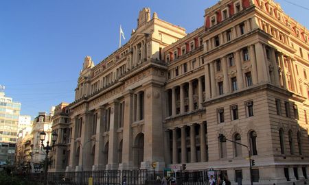 A finales del 2015 las provincias de San Luis y Santa Fe recibieron el fallo favorable de la Corte Suprema de Justicia de la Nación que ordenó al Ejecutivo Nacional devolver el 15 por ciento de coparticipación que desde el 2006 se les retenía a las provincias para financiar a la Anses. A finales del 2015 las provincias de San Luis y Santa Fe recibieron el fallo favorable de la Corte Suprema de Justicia de la Nación que ordenó al Ejecutivo Nacional devolver el 15 por ciento de coparticipación que desde el 2006 se les retenía a las provincias para financiar a la Anses.