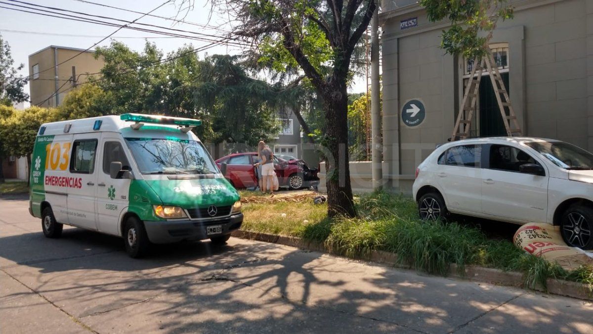 El pintor que estaba trabajando en el frente de la vivienda fue trasladado al Hospital Cullen.