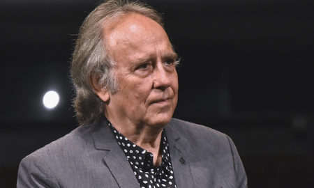El cantautor español de 77 años se despedirá de los escenarios en 2022 con una gira que empezará en Nueva York y terminará en Barcelona. El cantautor español de 77 años se despedirá de los escenarios en 2022 con una gira que empezará en Nueva York y terminará en Barcelona.