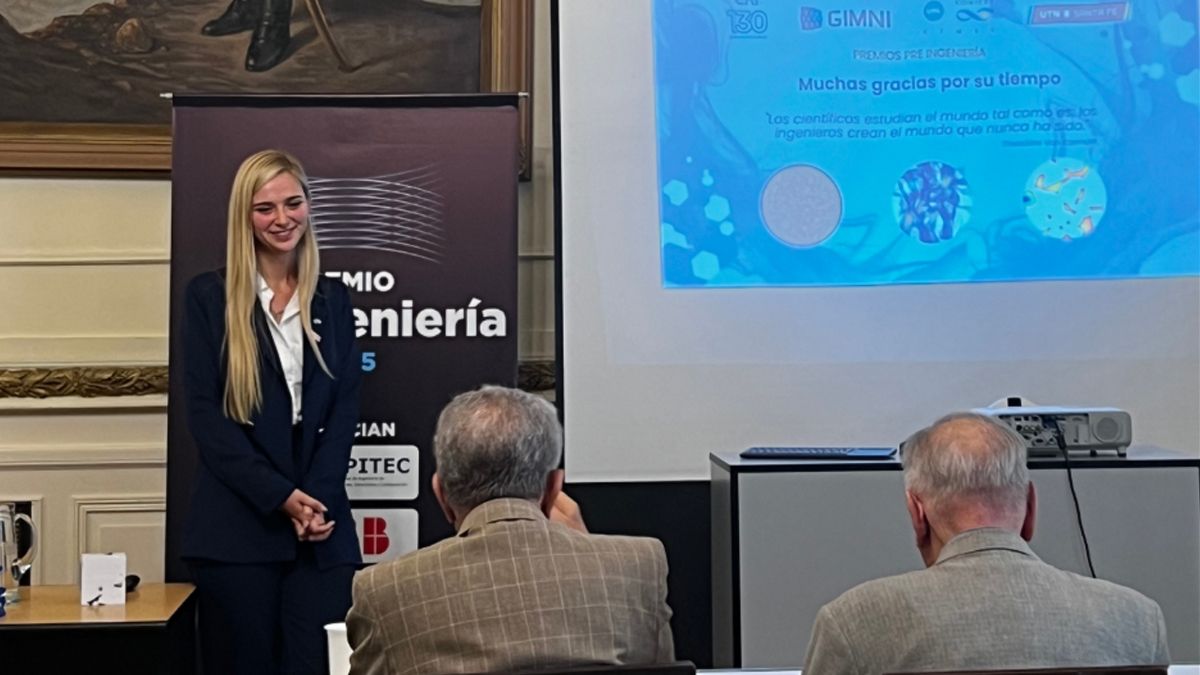 Milagros Rossler durante la presentación de su proyecto en el Salón San Martín del CAI