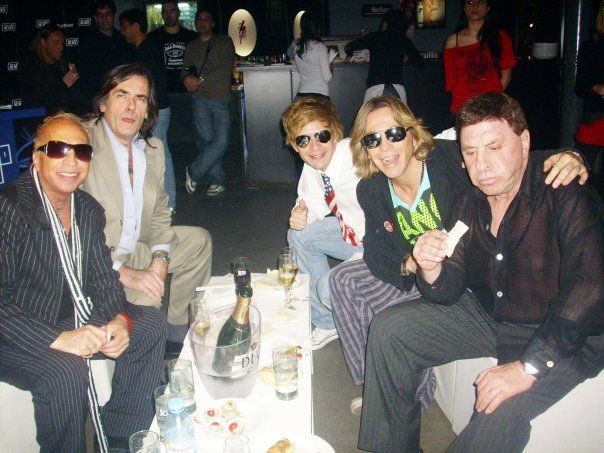 Mich Amed junto a sus amigos mediáticos.