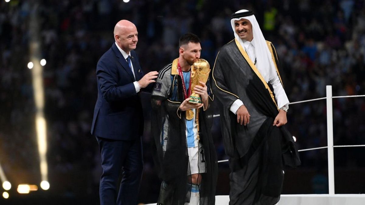 Messi usó la ropa oficial de Qatar para eventos importantes.
