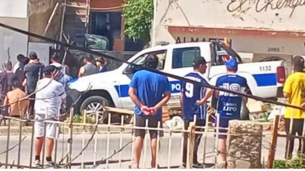 El caso consternó a los vecinos del barrio Jorge Newbery, quienes acotaron a las fuentes policiales, que ya se habían manifestado antes del trágico suceso, situaciones de violencia en el hogar. El caso consternó a los vecinos del barrio Jorge Newbery, quienes acotaron a las fuentes policiales, que ya se habían manifestado antes del trágico suceso, situaciones de violencia en el hogar.