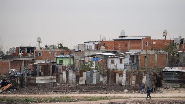 El Observatorio de la Deuda Social Argentina aseguró que las cifras oficiales no reflejan la magnitud real del problema y pidió actualizar las canastas básicas.