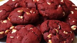 altText(Cookies red velvet: la receta tendencia ideal para hacer en casa, de forma fácil)}
