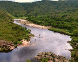 Cuesta Blanca integra la Reserva Hídrica Provincial Los Gigantes, un pulmón verde protegido que prohíbe las construcciones de altura para resguardar el bosque nativo serrano. Cuesta Blanca integra la Reserva Hídrica Provincial Los Gigantes, un pulmón verde protegido que prohíbe las construcciones de altura para resguardar el bosque nativo serrano.